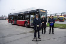 Waldemar Wlazło z Solaris Bus & Coach, prezes MPK Wrocław Witold Woźny i Daniel Misiek, po. rzecznik prasowy MPK Wrocław przed autobusem Solaris Urbino 12 hydrogen